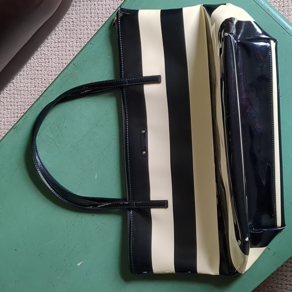 KATE SPADE BLACK & BEIGE PATENT LEATHER BAG - Picture 2 of 16